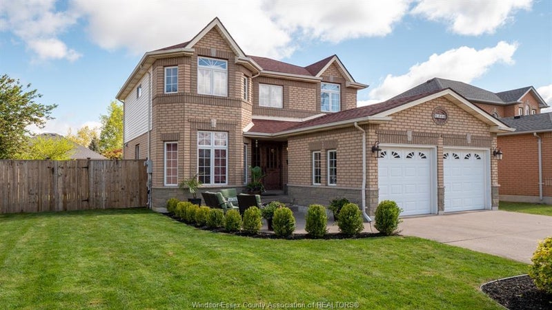 Luxury Calgary listing living room